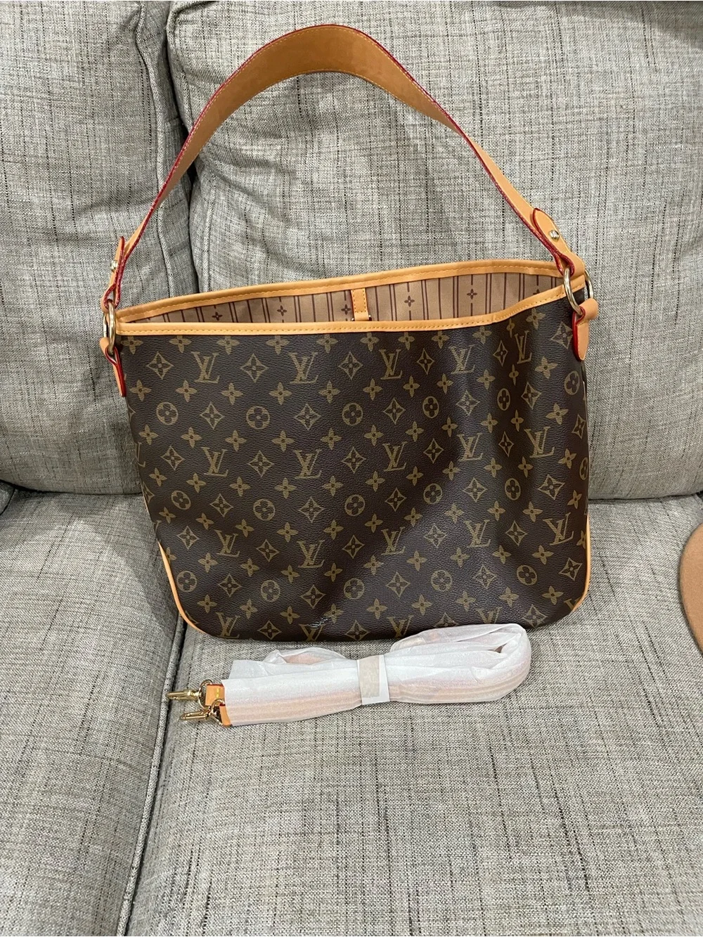 Louis Vuitton knock-off Monogram Canvas Shoulder Bag - Picture 3 of 16